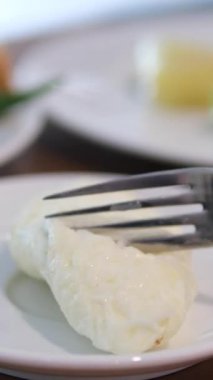 Beyaz omlet. Sokak satıcılarının martabak yapma süreci. Sokak yemekleri ya da parlak ay. 
