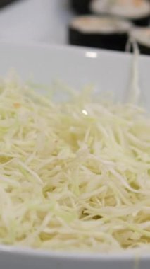 Dönüyor ve düşüyor parçalanmış beyaz lahana ağır çekim.