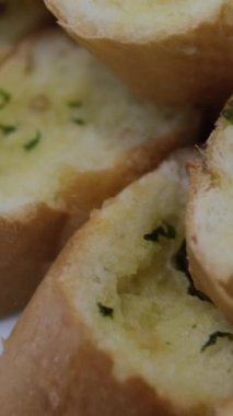 Beyaz seramik tabakta taze maydanozlu üç dilim sarımsaklı ekmek. Üst Manzara. Yüksek kalite fotoğraf