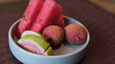 mevsimlik meyvelerin sonunda bir restoranın tatlısında servis edilen karpuz ve guava tabağındaki tatlı. Vietnam Baharda