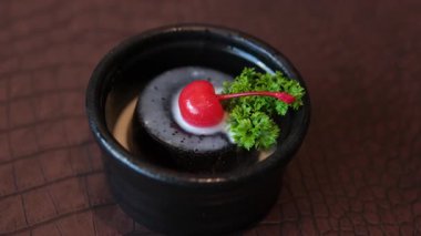 Kara puding tatlısı. Hindistan cevizi kremalı soğuk kahve.