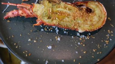 Kömürde ızgara ıstakoz, ızgarada ızgara ıstakoz, güzel pişirilmiş kırmızı mangal kömürü ıstakozu. Kavramsal balıkçı.