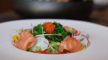 Salata somonu, deniz ürünleri aperatif sebze taze lezzetli gurme yemek arkaplanı masa kırsal yiyeceklerin üst görünümü fotokopi alanı. 