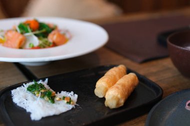 Izgara Barbekü Etleri ve Somon Salatası ve Endonezya, Bali 'de sokak pazarında pirinç vermicelli şiş. İzleme şutu. Yüksek kalite 4k görüntü