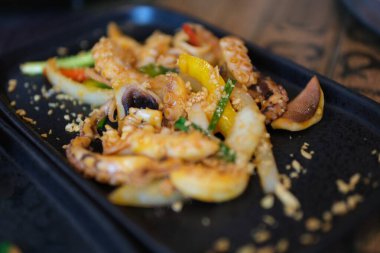 Ahtapot pişirme, şef ızgara taze ahtapot galiçya usulü restoran mutfağı, sağlıklı yiyecekler, İspanya 'da deniz ürünleri kafe, geleneksel Asya İspanyolcası ve Akdeniz yemeği. Yüksek kalite 4k görüntü