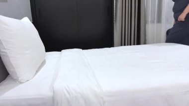 Uzun bir yolculuktan sonra yatağa düş bavulunu bırak ve bacağını kaldır ayak bakımı bacağı yorucu venöz kan. Yüksek kalite 4k görüntü