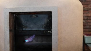 Kırsal tuğla fırını yanan odun. Kükreyen alevlerle klasik kemerli fırın. Alevli közlü geleneksel odun fırını. Yüksek kalite 4k görüntü