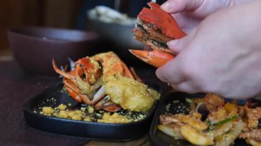 Elle yengeç doğrama Lezzetli deniz ürünleri hazırlanıp servis ediliyor. Yüksek kalite 4k görüntü