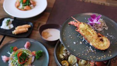 Sehpadaki deniz ürünleri ıstakoz kabuklu yengeç çorbası ve salata mantarı. Yüksek kalite 4k görüntü