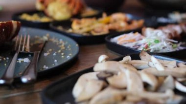 Sehpadaki deniz ürünleri ıstakoz kabuklu yengeç çorbası ve salata mantarı. Yüksek kalite 4k görüntü