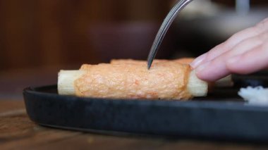 Endonezya, Bali 'deki sokak pazarında ızgara ızgara et ve deniz ürünleri. İzleme şutu. Yüksek kalite 4k görüntü