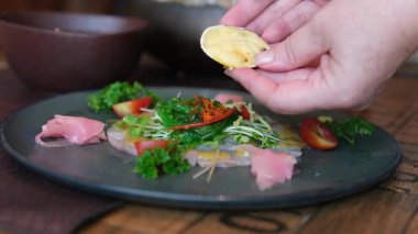 Phuket restoranında servis edilen lezzetli istiridyeler. Okyanus midyesi, salata çatalı el.