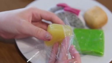 Yapışkan pirinç parçalarını bezelye dolgulu pirinç tatlısı ile kıran kadın elleri geleneksel Japon tatlıları. Renkli mochi. Çocuklar için tatlı bir tatil. - Evet. Yüksek kalite 4k görüntü
