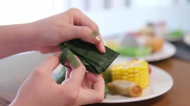 Mendut keki adı verilen ve rendelenmiş hindistancevizi ile doldurulmuş muz yapraklarına sarılmış geleneksel pasta. Yüksek kalite 4k görüntü