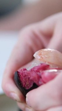 Bıçakla kesilmiş taze kabuksuz liçi meyvesi. Limonata ve içecek hazırlamak için likör üzümü. Yüksek kalite 4k görüntü