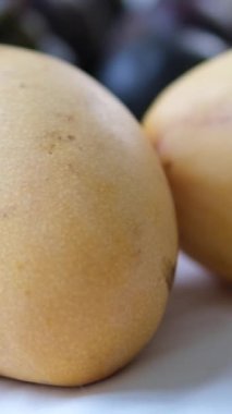 Mango, liçi, longan ve mangosteen de dahil olmak üzere Vietnam yerel caddesinde satışta olan renkli taze tropikal meyvelerin en üst görüntüsü. Yüksek kalite 