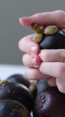 Beyaz sulu etli taze mangosteen meyvesi. Yüksek kalite 