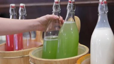 Açık büfedeki bir şişede salatalık içeceği güzel bir sunum. Detox Juice. Sağlıklı sebzelerin gözleri kereviz yeşili salatalık yer. Bardağa doldur.