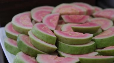 Guava meyvesinin videosu. Pembe guava yakın çekim videosu.