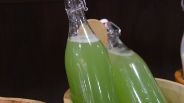 Açık büfedeki bir şişede salatalık içeceği güzel bir sunum. Detox Juice. Vücudun gözleri sağlıklı sebze, kereviz yeşili salatalık yer.