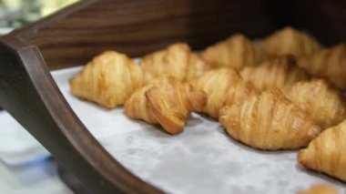 Taze mini kruvasanlar, daireler çiziyor. Fransız kruvasanını kapat, Turning. seçici odak. 