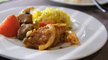 Tabak, yemek, sebze pirinç et havuç geleneksel yemek pilavı mutfak kaşığı. Pirinç, et, sebze havuç, baharat ve yağ içerir. Ulusal Doğu Lezzetli Yemekler.