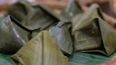 Geleneksel buğulanmış muz yapraklı balık körisi, Tayland, Güneydoğu Asya veya tropikal mutfaklarda yaygın olarak bulunan metal bir buharlı buharlı tencerede pişiriliyor.