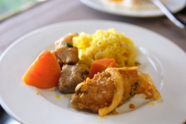 Tabak, yemek, sebze pirinç et havuç geleneksel yemek pilavı mutfak kaşığı. Pirinç, et, sebze havuç, baharat ve yağ içerir. Ulusal Doğu Lezzetli Yemekler.