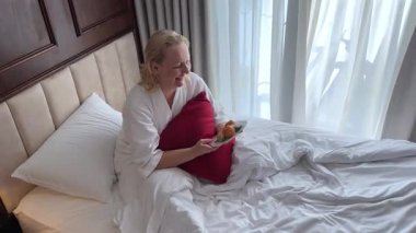 Portakallı muz, oteldeki yetişkin bir kadına hediye olarak sunuldu. Gülümseme, gülücükler, gülücükler, gülücükler, dans, neşe. İltifat meyve