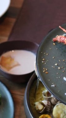 Sehpadaki deniz ürünleri ıstakoz kabuklu yengeç çorbası ve salata mantarı. Yüksek kalite 4k görüntü