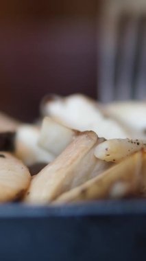 Mantarlar tavada tava, tavuk parçaları ve kızarmış mantarlar pişiriyor. Et pişirme süreci. Üst Manzara. Yüksek kalite 4k görüntü