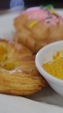 Mandalinalı portakallı puf böreği, açık büfedeki pastalı pasta tabakta. Yüksek kalite 4k görüntü
