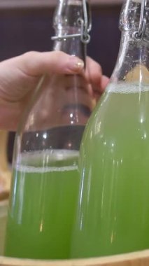 Açık büfedeki bir şişede salatalık içeceği güzel bir sunum. Detox Juice. Sağlıklı sebzelerin gözleri kereviz yeşili salatalık yer. Bardağa doldur.