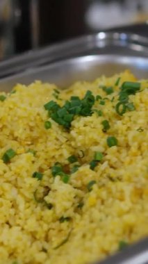 Taze et ve besleyici nohutlarla harmanlanmış nefis bir sarı pirinç yemeği, her yemek için idealdir. Yüksek kalite 4k görüntü