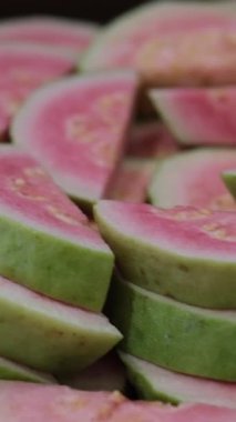 Guava meyvesinin videosu. Pembe guava yakın çekim videosu.