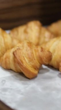 Taze mini kruvasanlar, daireler çiziyor. Fransız kruvasanını kapat, Turning. seçici odak. 