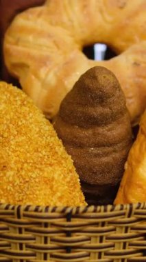 Sepet çeşnili hamur işleri. Taze fırınlanmış ekmek ve ekmek sepeti.