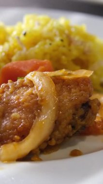 Tabak, yemek, sebze pirinç et havuç geleneksel yemek pilavı mutfak kaşığı. Pirinç, et, sebze havuç, baharat ve yağ içerir. Ulusal Doğu Lezzetli Yemekler.