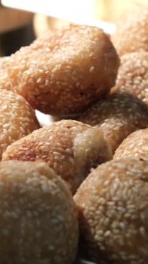 Lokma 'nın yavaş çekimde pembe tabağa düşen Türk usulü kızarmış çöreklerinin yakın çekimi. Ramazan. Yüksek kalite 4k görüntü