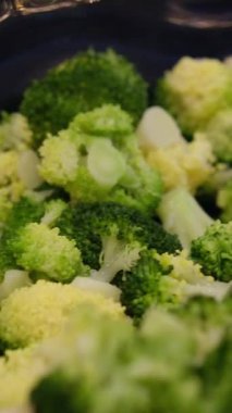 Brokoli, tavada pişirme, tavada kaynayan yeşil sebzeler. Sağlıklı haşlanmış sebzeler
