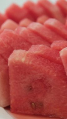 Karpuz dilimleri tabağı. Kesme tahtasında taze kırmızı sulu karpuz dilimleri. Yaz taze meyve atıştırması.