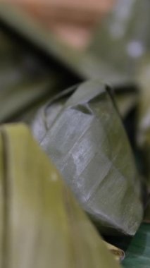 Geleneksel buğulanmış muz yapraklı balık körisi, Tayland, Güneydoğu Asya veya tropikal mutfaklarda yaygın olarak bulunan metal bir buharlı buharlı tencerede pişiriliyor.