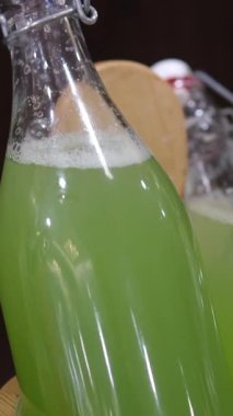 Açık büfedeki bir şişede salatalık içeceği güzel bir sunum. Detox Juice. Vücudun gözleri sağlıklı sebze, kereviz yeşili salatalık yer.
