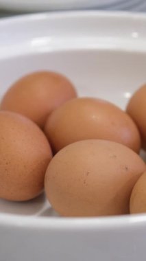 Taze kahverengi yumurtalı ahşap kase, yemek hazırlamak. Yüksek kalite 4k görüntü