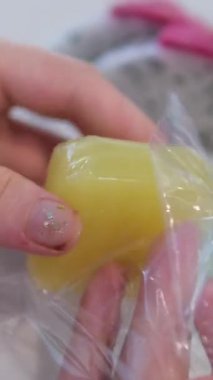 Yapışkan pirinç parçalarını bezelye dolgulu pirinç tatlısı ile kıran kadın elleri geleneksel Japon tatlıları. Renkli mochi. Çocuklar için tatlı bir tatil. - Evet. Yüksek kalite 4k görüntü