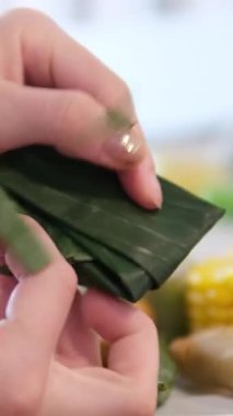 Mendut keki adı verilen ve rendelenmiş hindistancevizi ile doldurulmuş muz yapraklarına sarılmış geleneksel pasta. Yüksek kalite 4k görüntü