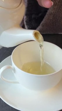 Yavaş çekim sıcak su çaydanlıktan dökülüyor. Çaydanlıktan sıcak su dökülüyor. 4 bin. Yüksek kalite 4k görüntü