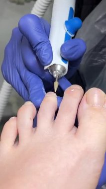 Ayak bakımı. Kadın çıplak ayakla masaj yapıyor ve kaplıcada manikür yaptırıyor. Ayak parmakları manikürcüye giriyor. El kamerası. Kaplıca salonunda yağ ile ayak masajı. Rahatla cilt 