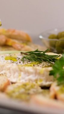 Açık havada yüzmek için zeytinyağıyla servis edilen enfes taze ekmek. Yüksek kalite 4k görüntü