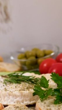 Geleneksel yemekleri olan İtalyan restoranı, İspanyol mutfağı, lezzetli İspanyol yemekleri ve beyaz şarap peynirli bruschetta, zeytinli kuru domates ve lezzetli sandviç barı aperatifi, açık büfe. Yüksek kalite 4k